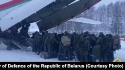 Білоруських військових відправили до Росії вивчати досвід війни проти України