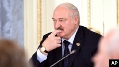 Лукашенко дозволив військовим застосовувати зброю проти громадян Білорусі