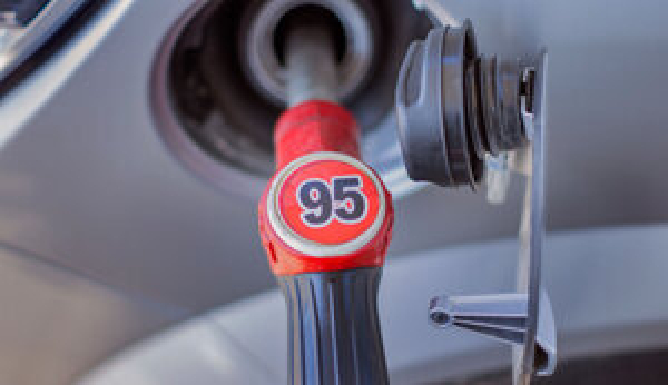 Наслідки ударів по російським НПЗ: Ціни на бензин у Росії зросли до максимуму за пів року